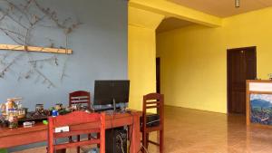 Habitación con escritorio y ordenador. en sokxay guerthouse en Vang Vieng