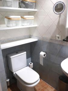 een badkamer met een wit toilet en een wastafel bij Apartamento PinosPenthouse pie de pistas La Molina in La Molina