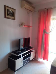 una sala de estar con TV en un armario en Beach apartment durres, en Durrës