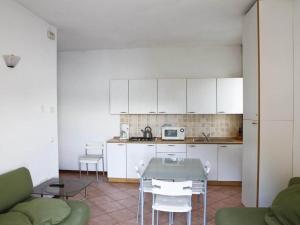 Кухня или кухненски бокс в Modern Apartment in Menaggio with Terrace