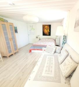 1 dormitorio con 1 cama y 1 sofá en Cap Bonheur 