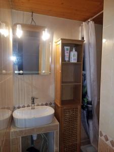 ein Bad mit einem Waschbecken und einem Spiegel in der Unterkunft La chocolaterie in Anduze