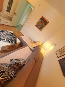 Habitación pequeña con 2 camas en Ispod duge en Dobroselica