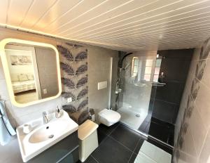 un bagno con lavandino e WC di Cap Bonheur a Saint-Cierges Altre 37 foto