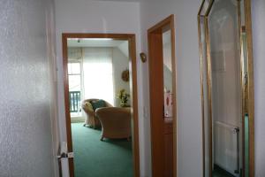 a hallway with a door leading to a living room at Urlaubslust Ferienhaus 16 in Trassenheide