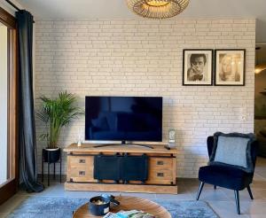 ein Wohnzimmer mit einem TV auf einem Holztisch in der Unterkunft Les Lucioles - Charming flat in the mountains in Saint-Jean-de-Sixt