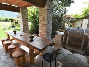 een houten tafel en stoelen op een patio bij Agriturismo La Ca' Vegia in San Cassiano
