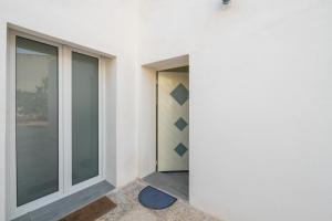 une chambre vide avec une porte et une fenêtre dans l'établissement Casa Manu, à Assemini