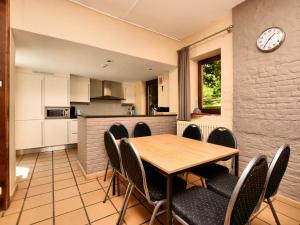 una cucina e una sala da pranzo con tavolo e sedie di Cozy Cottage in Durbuy with Garden a Barvaux-sur-Ourthe
