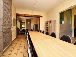 バルヴォーにあるCozy Cottage in Durbuy with Gardenの会議室(長いテーブルと椅子付)
