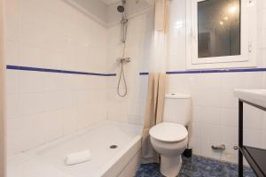 La salle de bains est pourvue de toilettes, d'une baignoire et d'un lavabo. dans l'établissement HOSTAL BEDMATES, à Barcelone