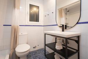 La salle de bains est pourvue de toilettes, d'un lavabo et d'un miroir. dans l'établissement HOSTAL BEDMATES, à Barcelone