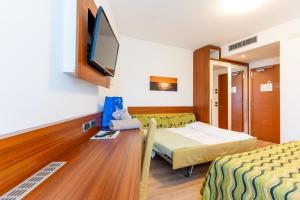 Ліжко або ліжка в номері Hotel Maregolf +82 фото