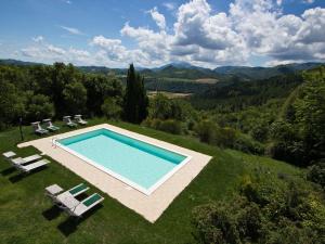 uma vista superior de uma piscina num campo relvado em Pretty Holiday Home in Acqualagna with Swimming Pool em Acqualagna
