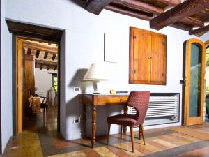 ein Heimbüro mit einem Schreibtisch und einem Stuhl in der Unterkunft Pretty Holiday Home in Acqualagna with Swimming Pool in Acqualagna
