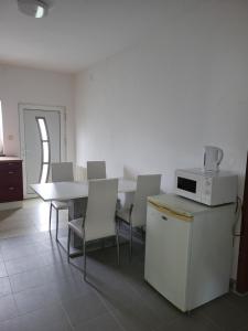 Kuchyň nebo kuchyňský kout v ubytování Schöne 2 zwei Zimmer Wohnung