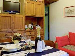 una mesa de comedor con una botella de vino. en Enticing Apartment in Stresa with Balcony Lake Views en Stresa