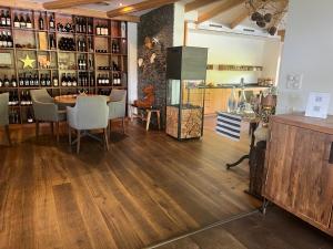 una sala da pranzo con tavolo e alcune bottiglie di vino di Hotel Alpina a Fiesch