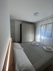 1 dormitorio con 1 cama grande y 2 toallas. en appartamento Alpi Orobie, en Morbegno