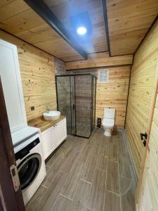 ein Badezimmer mit einem WC, einem Waschbecken und einer Waschmaschine in der Unterkunft OLİVE GARDEN ANTALYA in Bahtılı