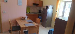 Kitchen o kitchenette sa Apartments Ivka