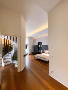 een slaapkamer met een trap naar een bed bij Terrazzini Cibele in Andria
