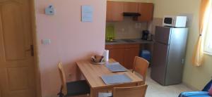 una pequeña cocina con mesa y nevera en Apartments Ivka, en Omiš