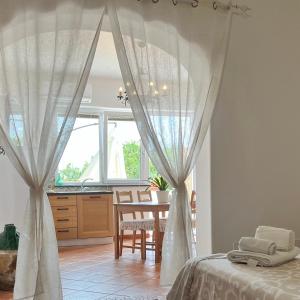 una camera con letto, tavolo e finestra di Scapriccio Relax a Ischia