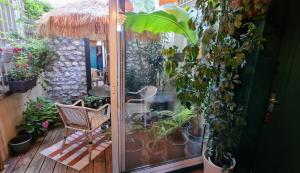 une terrasse avec une chaise et un bouquet de plantes dans l'établissement 3DALIPHARD, à Rouen