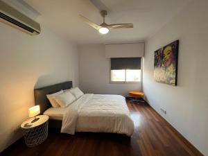 - une chambre avec un lit et un ventilateur de plafond dans l'établissement SEA VIEW AMATHUS LUXURY APT, à Limassol