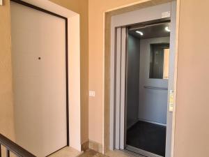 uma porta que dá para um corredor com um espelho em Civico 14 Apartment 2 em Monserrato