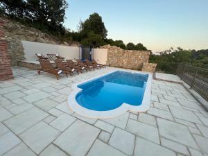 Бассейн в Villa Copun with heated pool или поблизости