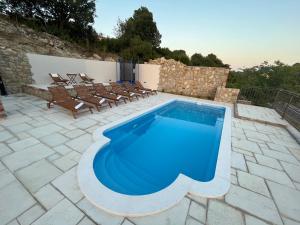 Бассейн в Villa Copun with heated pool или поблизости