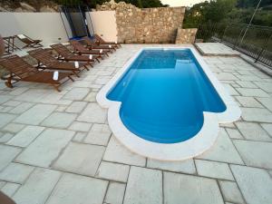 Бассейн в Villa Copun with heated pool или поблизости