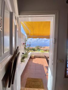 una porta che conduce a un balcone con vista di Guanche Bay a Santa Cruz de Tenerife