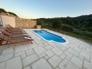 Бассейн в Villa Copun with heated pool или поблизости