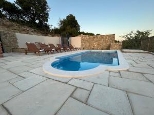 Бассейн в Villa Copun with heated pool или поблизости