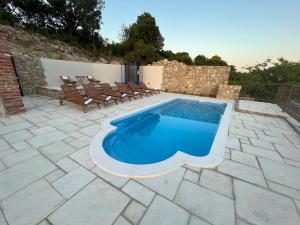 Бассейн в Villa Copun with heated pool или поблизости