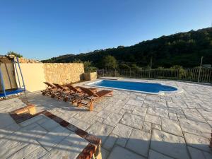 Бассейн в Villa Copun with heated pool или поблизости