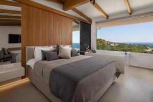 Postel nebo postele na pokoji v ubytování Pefkos View Suites & Maisonette