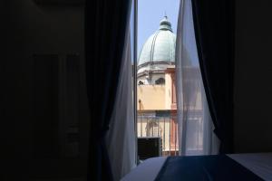 Blick auf ein Gebäude aus einem Fenster in der Unterkunft La Chambre Duomo in Neapel