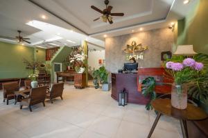 een lobby met tafels en stoelen en een restaurant bij Tashi Home in Da Nang