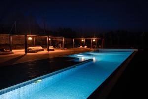 ein großer Pool in der Nacht mit Zelt in der Unterkunft Vale da Cassiopeia in Cercal