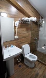 y baño con lavabo, aseo y espejo. en Kazbegi 4U en Stepantsminda