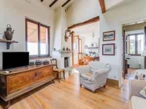 sala de estar con TV sobre una mesa de madera en Villa Nigra in Cortona with a private swimming pool, en Cortona