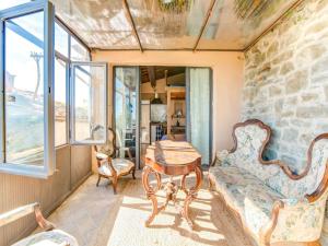 - un salon avec un canapé et une table dans l'établissement Villa Nigra in Cortona with a private swimming pool, à Cortone
