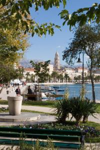 un parco con vista su un fiume e su edifici di Old Town & Ela Place a Spalato (Split)