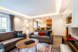 salon z kanapą i stołem w obiekcie Appartement Schneeglöckchen w mieście Bad Gastein