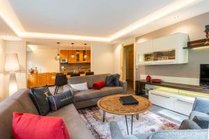 salon z kanapą i stołem w obiekcie Appartement Schneeglöckchen w mieście Bad Gastein