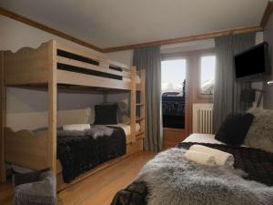 クールシュヴェルにあるAppartement Courchevel, 3 pièces, 5 personnes - FR-1-631-87のベッドルーム1室(二段ベッド2台、テレビ付)